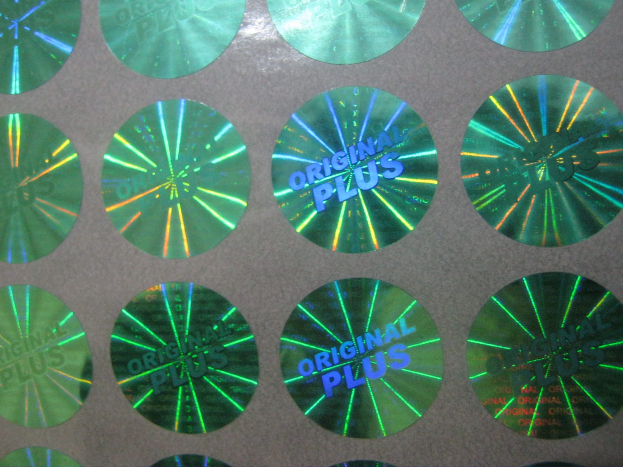 Ada tulisan Original Plus - Ukuran diameter 1,5 cm (bulat) - Warna Hijau 1 lembar isi 81 pcs - Bisa menambahkan Logo atau tulisan di stiker ini- Tambah Logo Sendiri, kena tambahan biaya 3000/lembar dengan minimum order 100 lembar